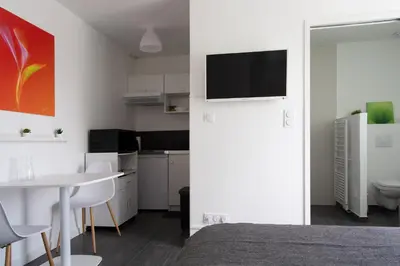 Cuisine ou kitchenette dans l'établissement Studio indépendant chez l’habitant au calme