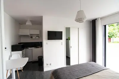 Cuisine ou kitchenette dans l'établissement Studio indépendant chez l’habitant au calme