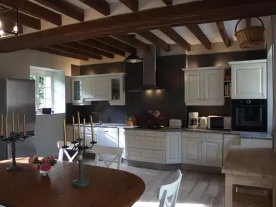 Cuisine ou kitchenette dans l'établissement Au calme dans la campagne du Haut Anjou