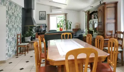 Télévision ou salle de divertissement dans l'établissement Maison spacieuse à Venansault avec jardin et terrasse