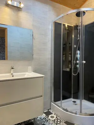 Salle de bains dans l'établissement Le Petit Moulin