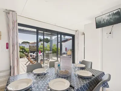 Télévision ou salle de divertissement dans l'établissement Chalet pour 6, domaine avec piscine
