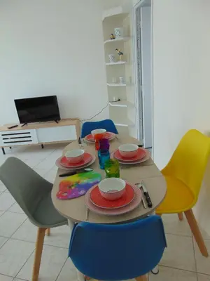 Télévision ou salle de divertissement dans l'établissement appartement vue sur mer