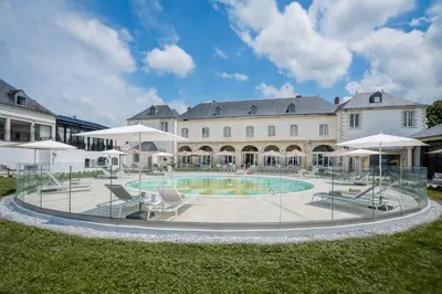 Piscine de l'établissement Abbaye De Villeneuve ou située à proximité