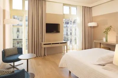 Télévision ou salle de divertissement dans l'établissement Oceania l'Hôtel de France Nantes
