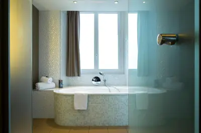 Salle de bains dans l'établissement Oceania l'Hôtel de France Nantes