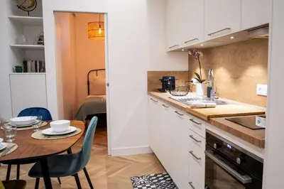 Cuisine ou kitchenette dans l'établissement Hypercentre Charmant 2 Chambres Au Calme avec Joli Patio Privatif