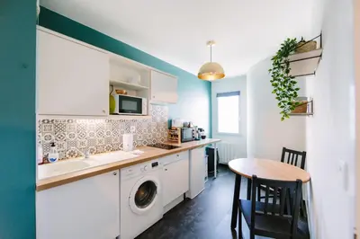 Cuisine ou kitchenette dans l'établissement L'Idylle : T2 de standing avec parking - Gare/Cité des Congrès/Lieu Unique