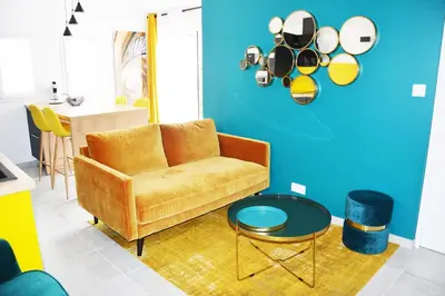 Coin salon dans l'établissement Logis Hôtel La Chaize