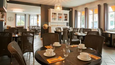 Coin salon dans l'établissement Logis Hôtel La Chaize