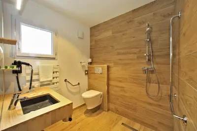 Salle de bains dans l'établissement Logis Hôtel La Chaize