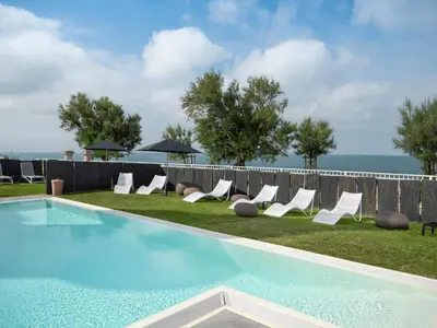 Piscine de l'établissement Hôtel Château des Tourelles - Relais Thalasso & Spa ou située à proximité