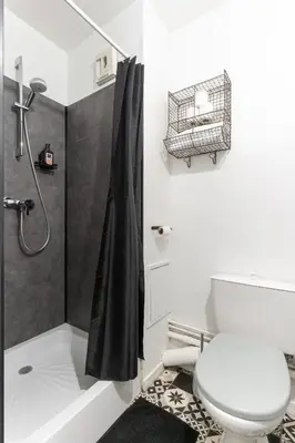 Salle de bains dans l'établissement Studio Centre-Ville avec Terrasse et Parking Sécurisé Gratuit