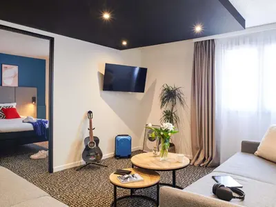 Télévision ou salle de divertissement dans l'établissement ibis Saint-Nazaire - Trignac