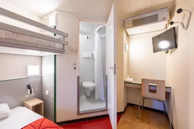 Salle de bains dans l'établissement Premiere Classe Angers Beaucouzé