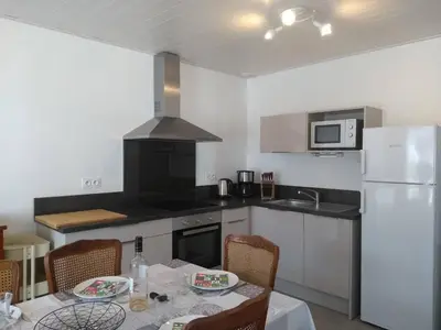 Cuisine ou kitchenette dans l'établissement Maison rénovée près de la plage avec jardin clos, 300m de la mer, La Guérinière - FR-1-224B-69