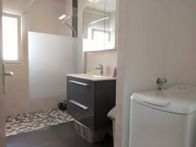 Salle de bains dans l'établissement Maison rénovée près de la plage avec jardin clos, 300m de la mer, La Guérinière - FR-1-224B-69