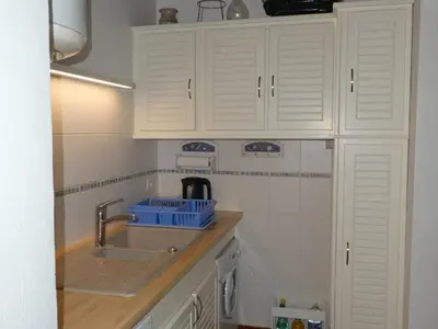 Cuisine ou kitchenette dans l'établissement Maison 3 pièces avec jardin à 600m de la plage - 6 couchages - Barbâtre - FR-1-224B-66