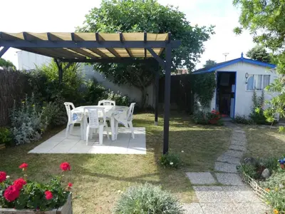Jardin de l'établissement Maison 3 pièces avec jardin à 600m de la plage - 6 couchages - Barbâtre - FR-1-224B-66