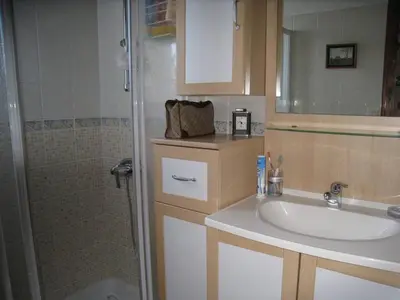 Salle de bains dans l'établissement Maison 3 pièces avec jardin à 600m de la plage - 6 couchages - Barbâtre - FR-1-224B-66