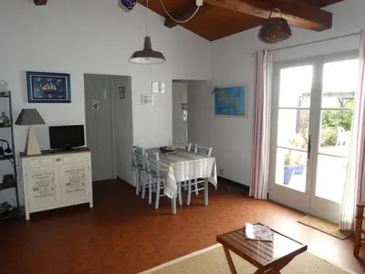 Télévision ou salle de divertissement dans l'établissement Maison 3 pièces avec jardin à 600m de la plage - 6 couchages - Barbâtre - FR-1-224B-66
