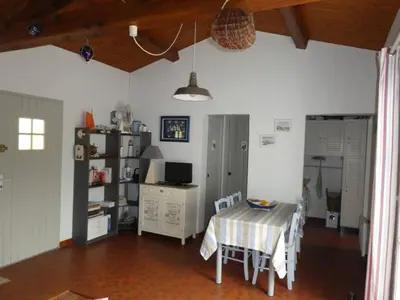Télévision ou salle de divertissement dans l'établissement Maison 3 pièces avec jardin à 600m de la plage - 6 couchages - Barbâtre - FR-1-224B-66