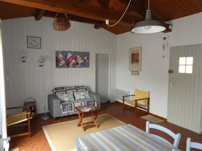 Coin salon dans l'établissement Maison 3 pièces avec jardin à 600m de la plage - 6 couchages - Barbâtre - FR-1-224B-66