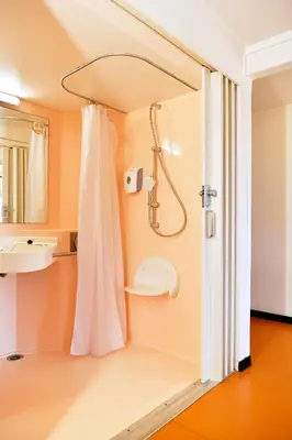 Salle de bains dans l'établissement Premiere Classe Saint Nazaire - Trignac