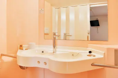 Salle de bains dans l'établissement Premiere Classe Saint Nazaire - Trignac