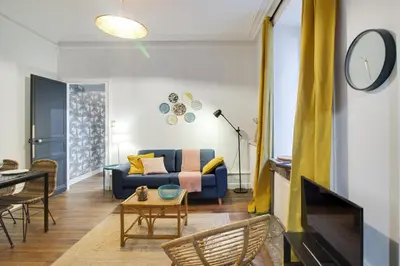 Coin salon dans l'établissement Sous Le Cèdre - Au cœur de Nantes