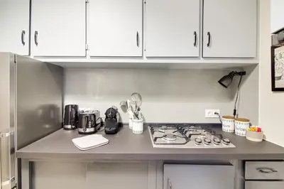 Cuisine ou kitchenette dans l'établissement Sous Le Cèdre - Au cœur de Nantes