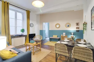 Télévision ou salle de divertissement dans l'établissement Sous Le Cèdre - Au cœur de Nantes