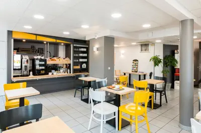 Restaurant ou autre lieu de restauration dans l'établissement B&B HOTEL Nantes Aéroport