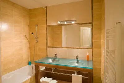 Salle de bains dans l'établissement Madame Vacances Les Maisons de Fontenelles
