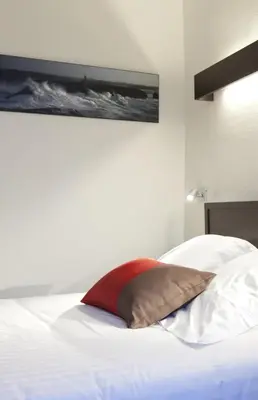 Un ou plusieurs lits dans un hébergement de l'établissement Logis Hotel Chateaubriand