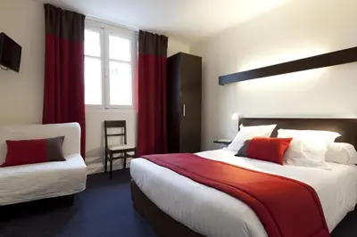 Un ou plusieurs lits dans un hébergement de l'établissement Logis Hotel Chateaubriand