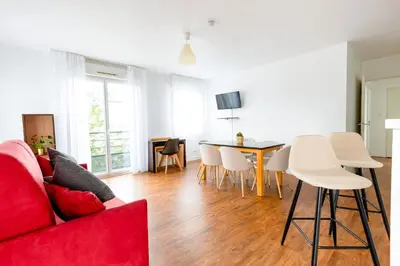 Télévision ou salle de divertissement dans l'établissement Cerise Nantes Atlantis