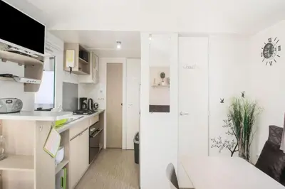 Cuisine ou kitchenette dans l'établissement Mobil-home 6 personnes accès piscine et espace aquatique - Mobil-home 4 Pièces 6 Personnes MAE-8962