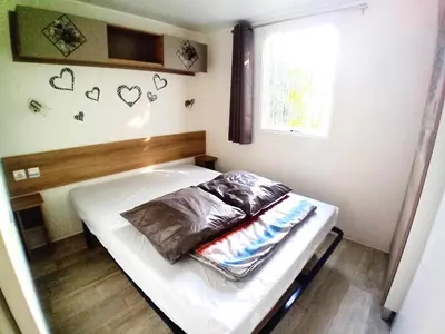 Un ou plusieurs lits dans un hébergement de l'établissement Mobil-home 6 personnes accès piscine et espace aquatique - Mobil-home 4 Pièces 6 Personnes MAE-8962