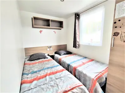 Un ou plusieurs lits dans un hébergement de l'établissement Mobil-home 6 personnes accès piscine et espace aquatique - Mobil-home 4 Pièces 6 Personnes MAE-8962