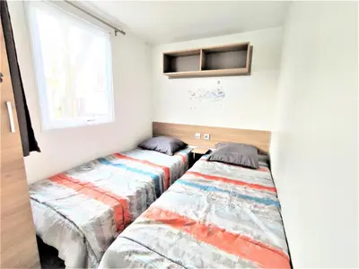 Un ou plusieurs lits dans un hébergement de l'établissement Mobil-home 6 personnes accès piscine et espace aquatique - Mobil-home 4 Pièces 6 Personnes MAE-8962