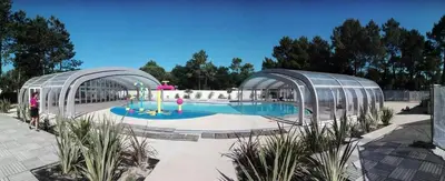 Piscine de l'établissement Mobil-home 6 personnes accès piscine et espace aquatique - Mobil-home 4 Pièces 6 Personnes MAE-8962 ou située à proximité