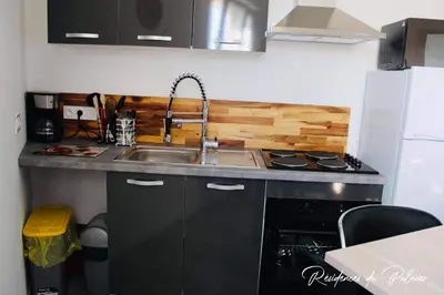 Cuisine ou kitchenette dans l'établissement Résidences du Palmier