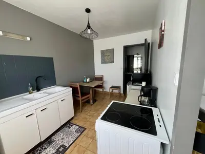 Cuisine ou kitchenette dans l'établissement Appartement LOGIS DU CHATEAU DES MARAIS - pour 2 à 3 PERSONNES