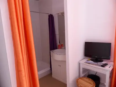 Télévision ou salle de divertissement dans l'établissement Hotel La Belle Etoile