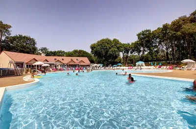 Piscine de l'établissement HOME-COSY - 6 pers - 40 m2 3 CH - 2 SDB et 2 WC ou située à proximité