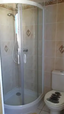 Salle de bains dans l'établissement Les Volets Bleus