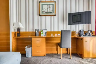 Télévision ou salle de divertissement dans l'établissement Hotel Le Berry Saint-Nazaire