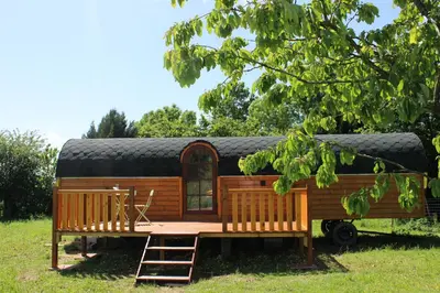 Jardin de l'établissement Charoul'Hôtes Gîtes et roulotte insolite