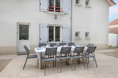 Terrasse ou espace extérieur de l'établissement Grande Brévinoise dans les pins